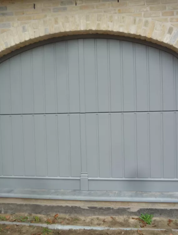 gebogen bisectionale gelakte houten poort