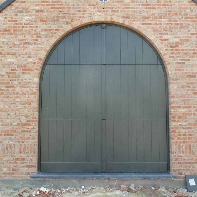 Gelakte bisectionale houten poort met vast gebogen paneel