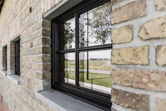 duo steellook raam in gerenoveerde hoeve te Brugge
